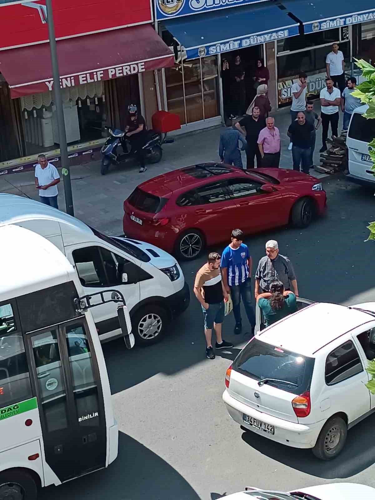 Park halindeki araçlara sinirlenen vatandaştan yol ortasında protesto