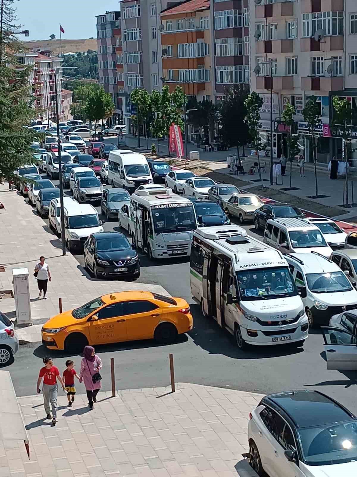 Park halindeki araçlara sinirlenen vatandaştan yol ortasında protesto
