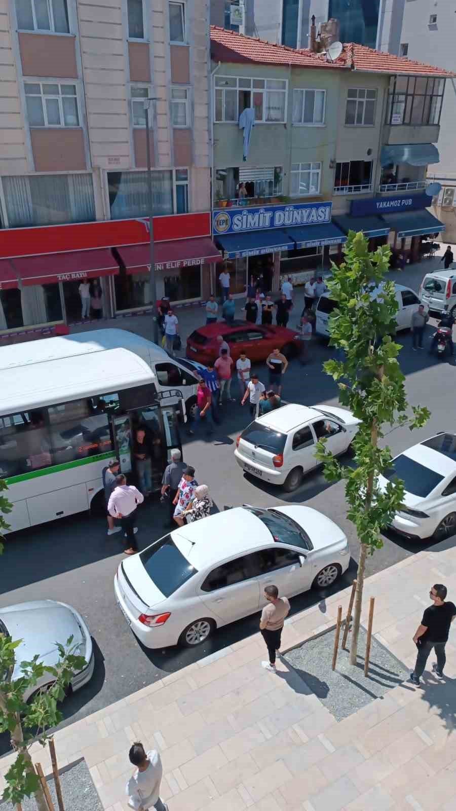Park halindeki araçlara sinirlenen vatandaştan yol ortasında protesto