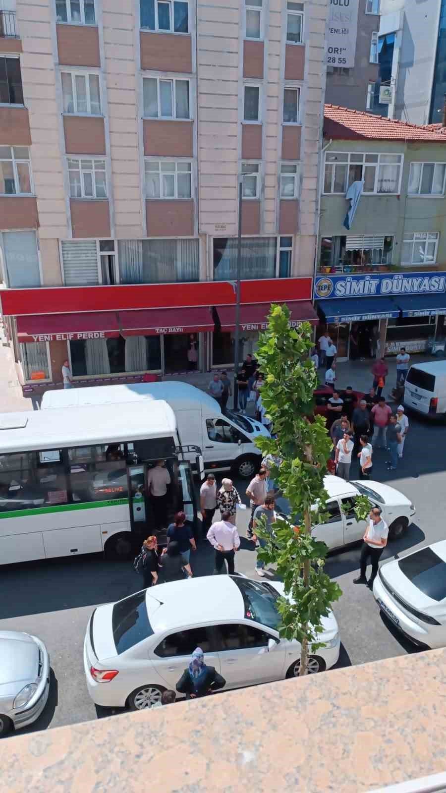 Park halindeki araçlara sinirlenen vatandaştan yol ortasında protesto