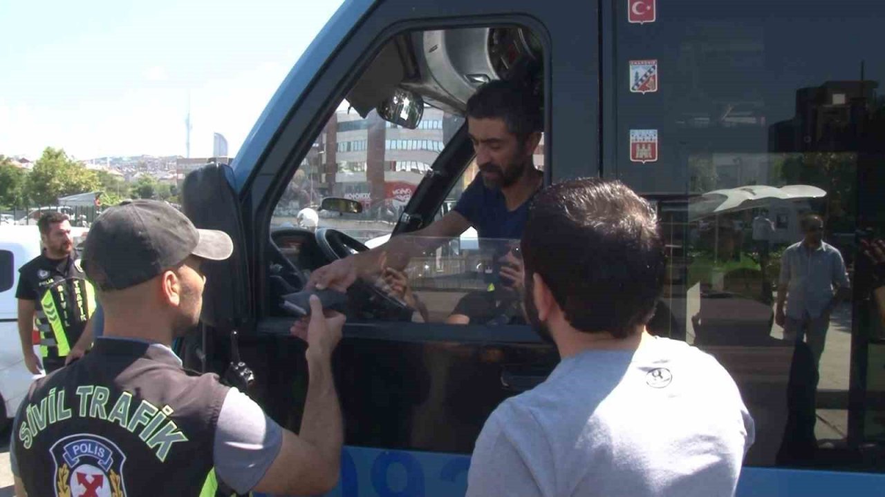 Kadıköy’de ceza yiyen minibüs şoföründen ilginç tepki: ’Mor ışıkta geçtim’
