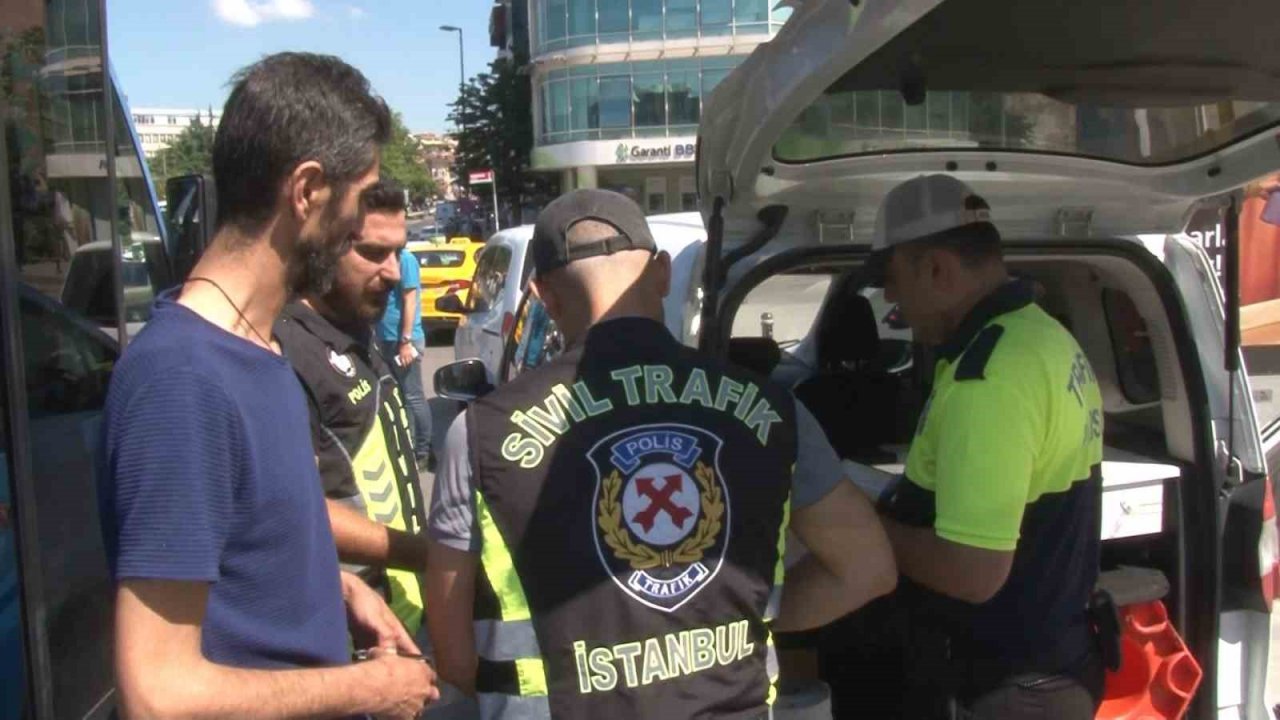 Kadıköy’de ceza yiyen minibüs şoföründen ilginç tepki: ’Mor ışıkta geçtim’