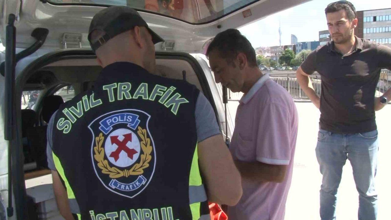 Kadıköy’de ceza yiyen minibüs şoföründen ilginç tepki: ’Mor ışıkta geçtim’