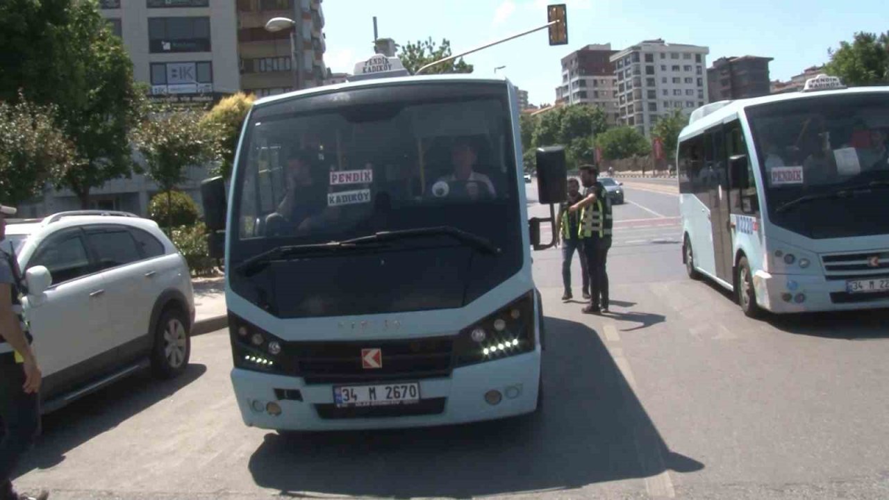 Kadıköy’de ceza yiyen minibüs şoföründen ilginç tepki: ’Mor ışıkta geçtim’