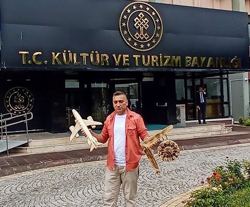 Atık tahtalardan yaptığı oyuncaklarla ‘Sanatçı’ kimliğine kavuştu