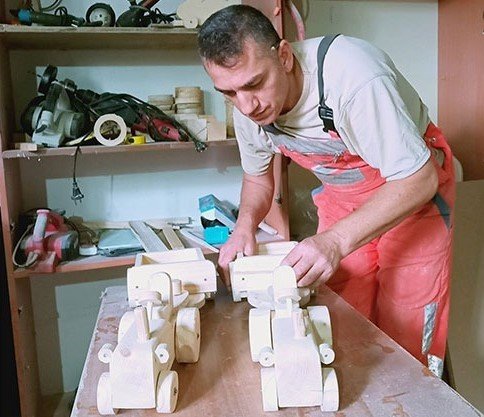 Atık tahtalardan yaptığı oyuncaklarla ‘Sanatçı’ kimliğine kavuştu