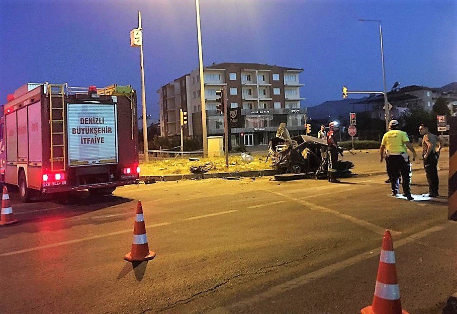 Korkunç kazada otomobil ikiye ayrıldı: 2 yaralı