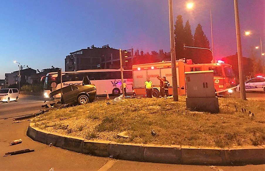 Korkunç kazada otomobil ikiye ayrıldı: 2 yaralı