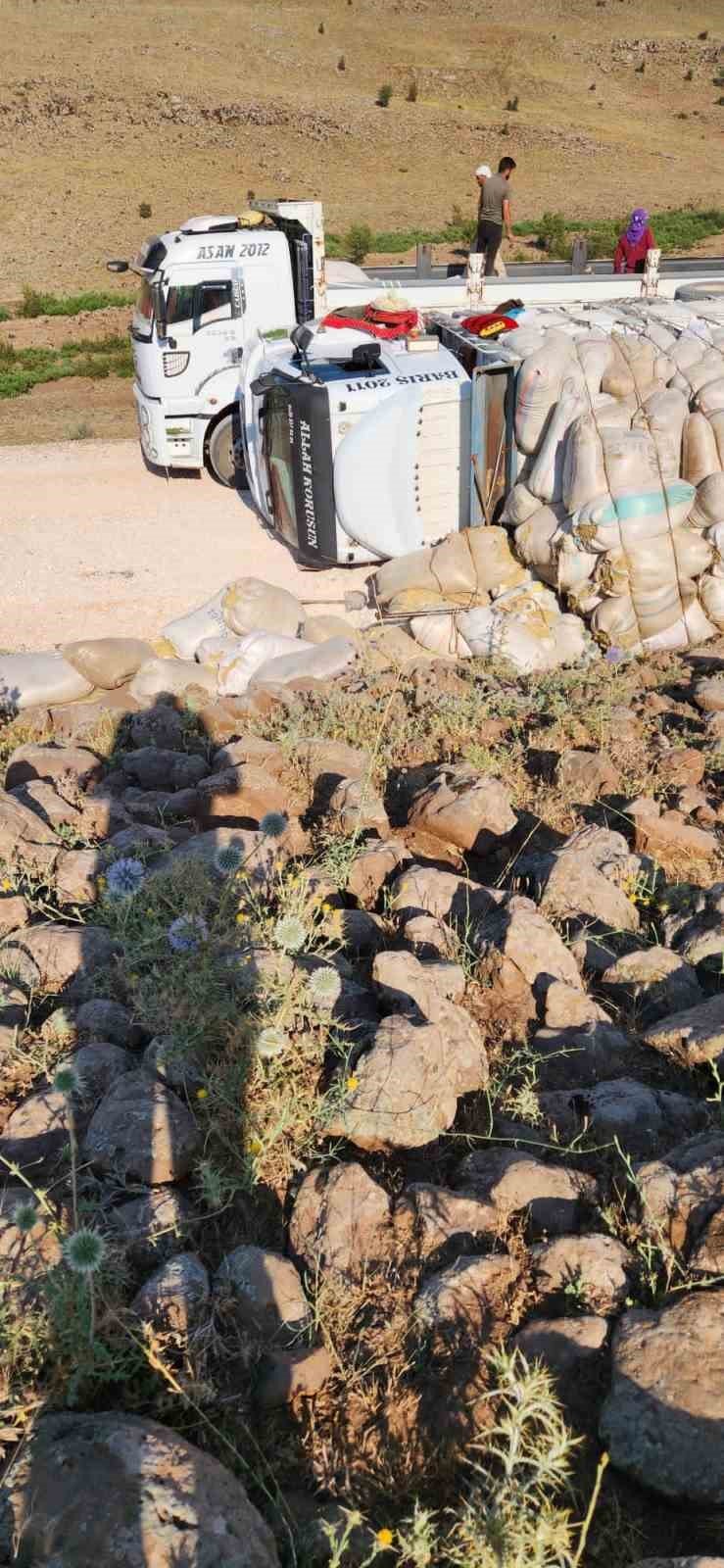 Çermik’te kontrolden çıkan kamyon devrildi