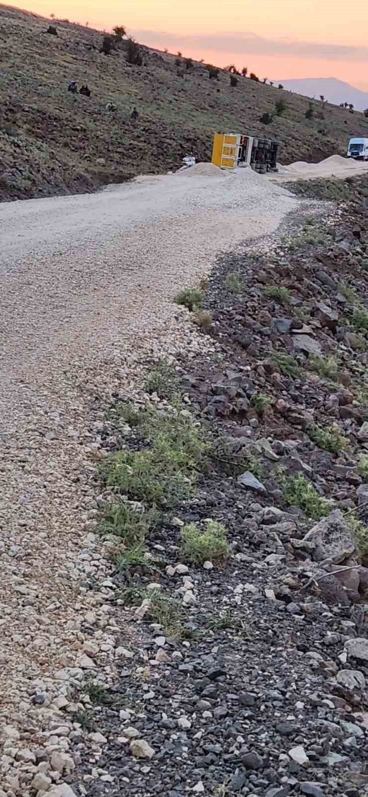 Çermik’te kontrolden çıkan kamyon devrildi