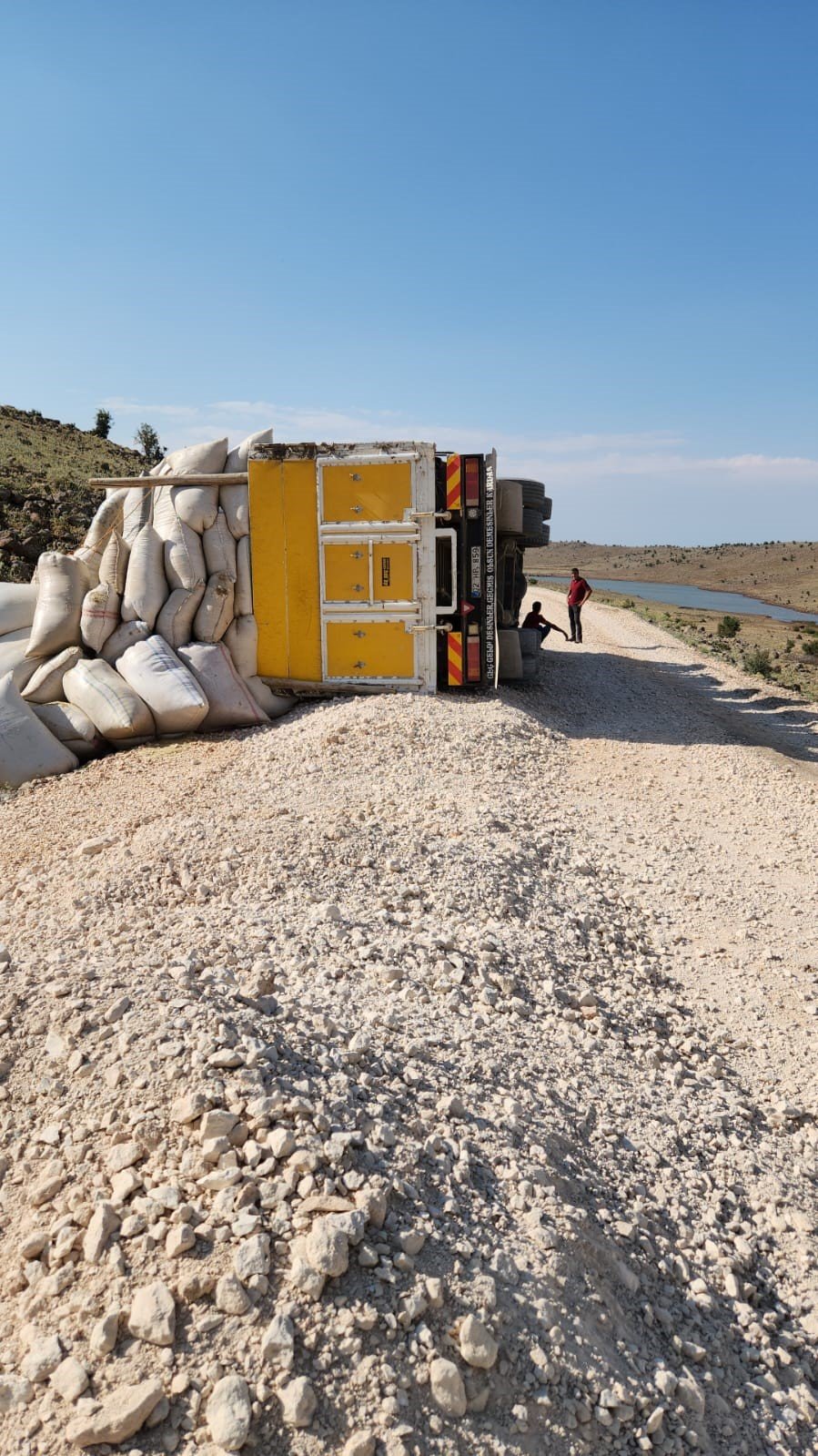 Çermik’te kontrolden çıkan kamyon devrildi