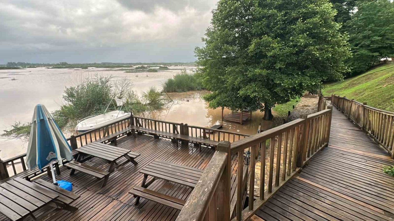 Efteni Gölü yağışlar sonrası taştı