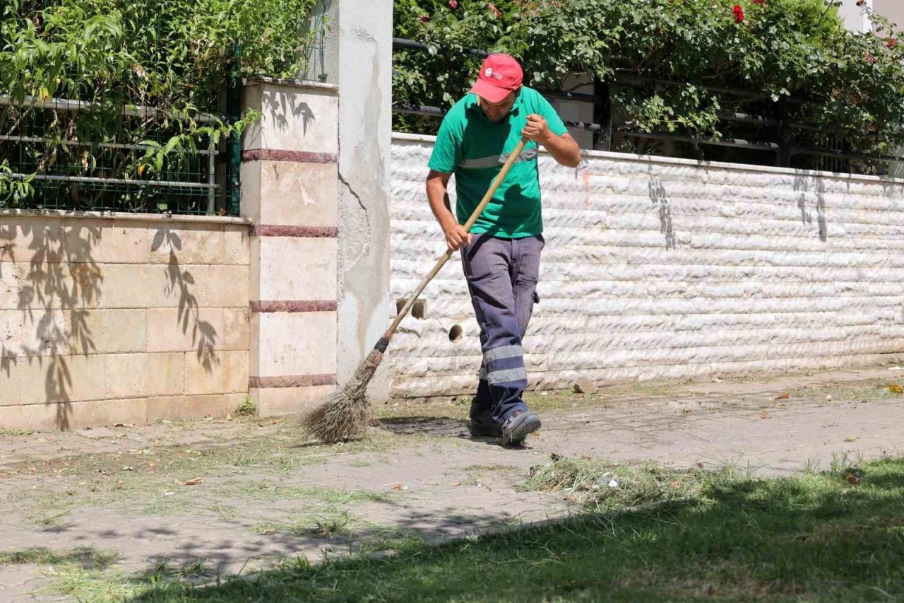 Efeler’in parkları pırıl pırıl oluyor