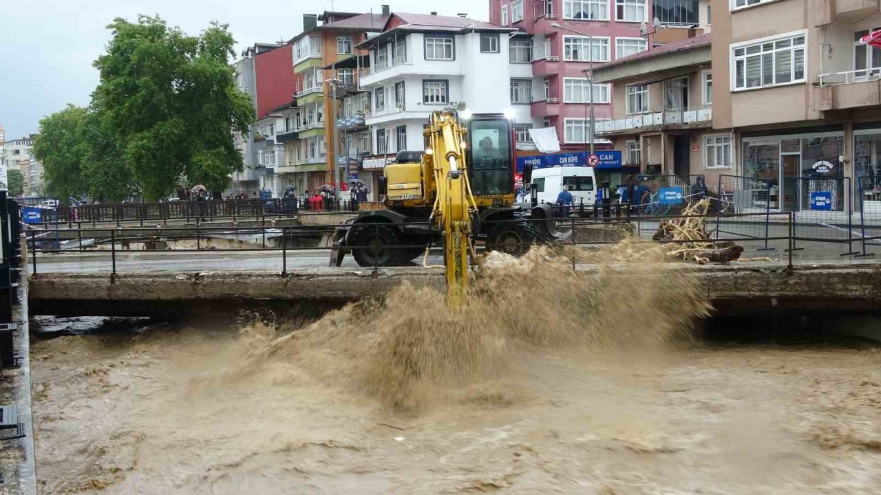 Ordu’yu sağanak vurdu