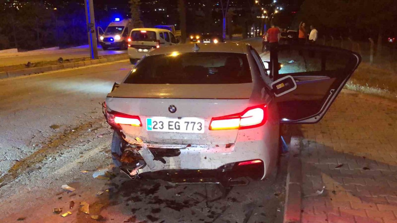 Elazığ’da iki otomobil çarpıştı: 1’i ağır 2 yaralı