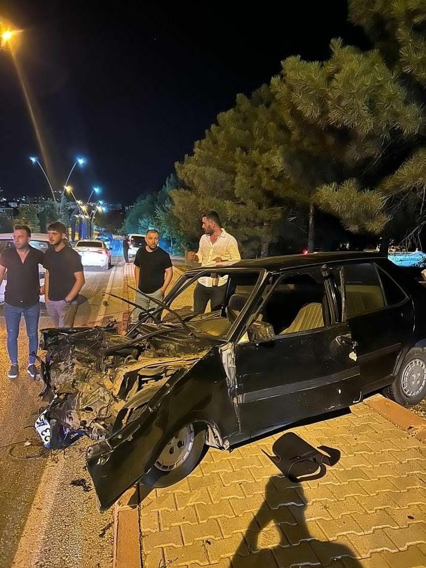 Elazığ’da iki otomobil çarpıştı: 1’i ağır 2 yaralı