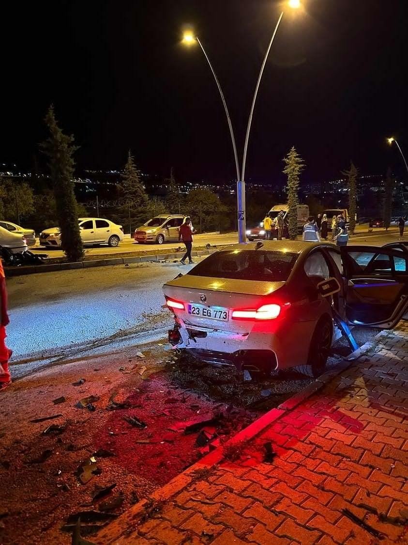 Elazığ’da iki otomobil çarpıştı: 1’i ağır 2 yaralı
