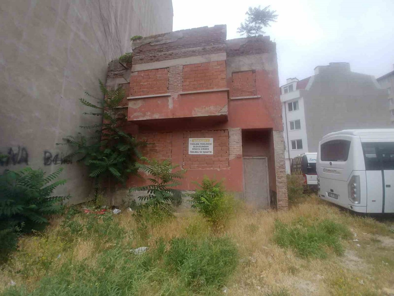 Yıkılma tehlikesi varsa yıllardır ne bekleniyor?