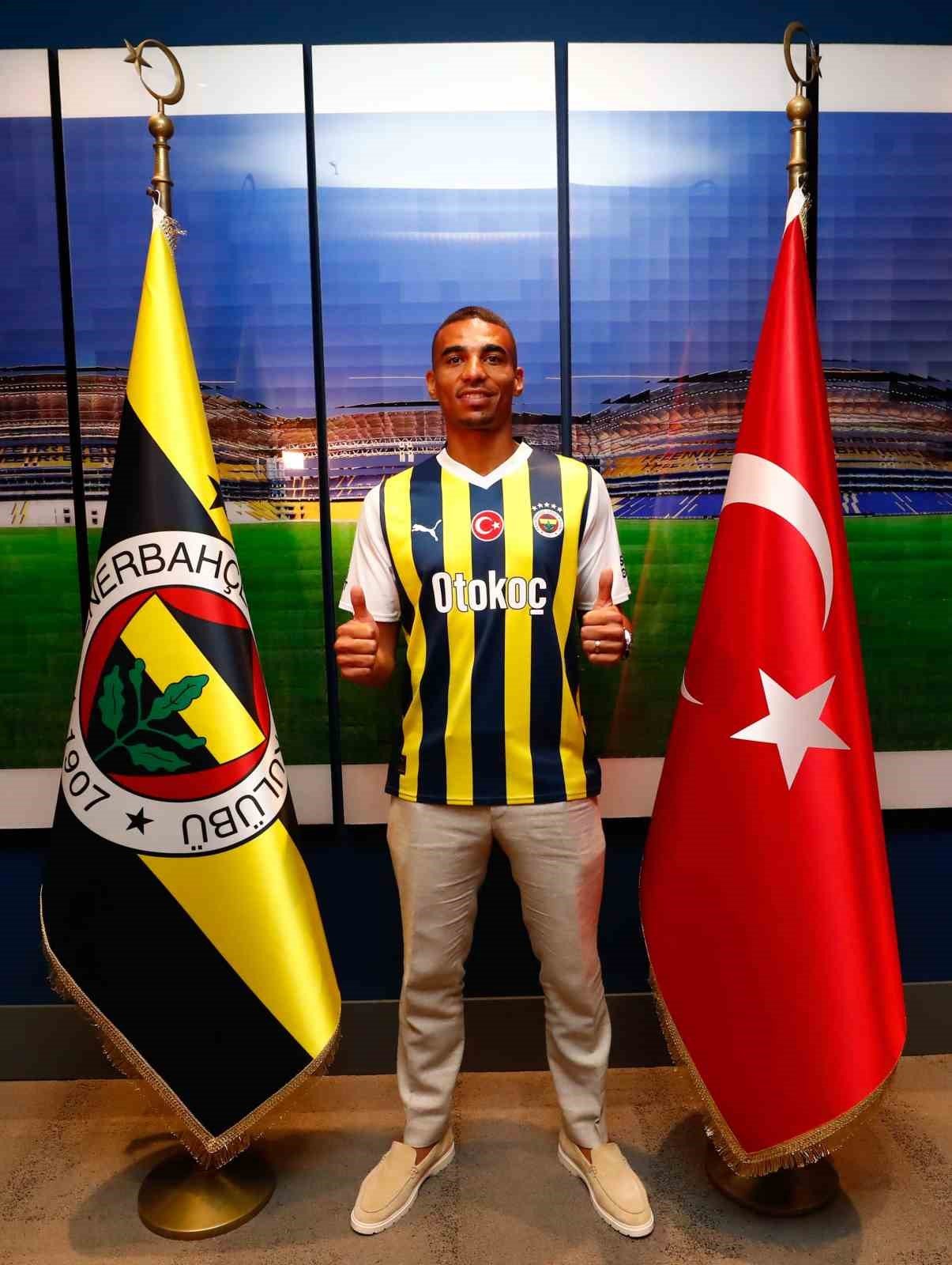 Fenerbahçe, Fransız asıllı Ganalı milli stoper Alexander Djiku’yu 3+1 yıllığına kadrosuna kattı.