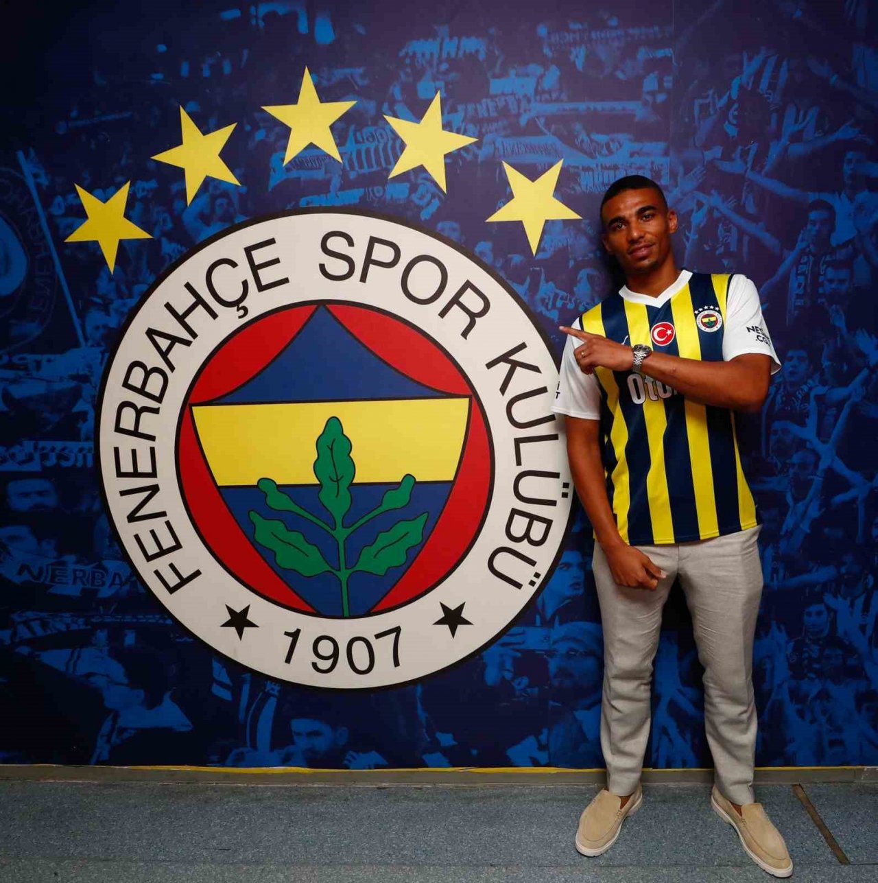 Fenerbahçe, Fransız asıllı Ganalı milli stoper Alexander Djiku’yu 3+1 yıllığına kadrosuna kattı.