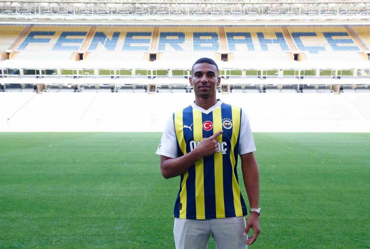 Fenerbahçe, Fransız asıllı Ganalı milli stoper Alexander Djiku’yu 3+1 yıllığına kadrosuna kattı.