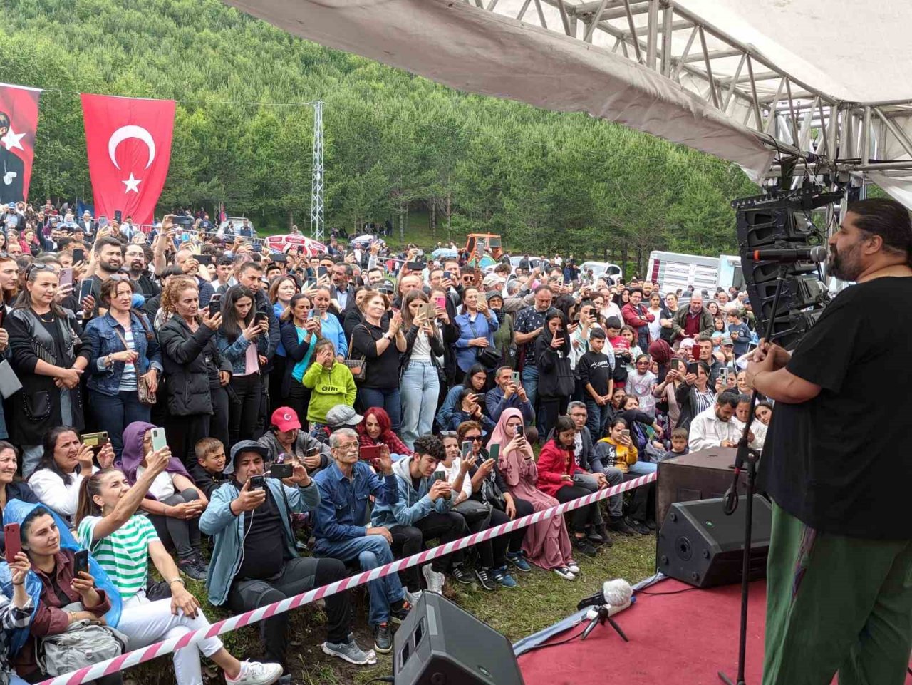 Festivalde Ata’nın silüetine bulut engeli