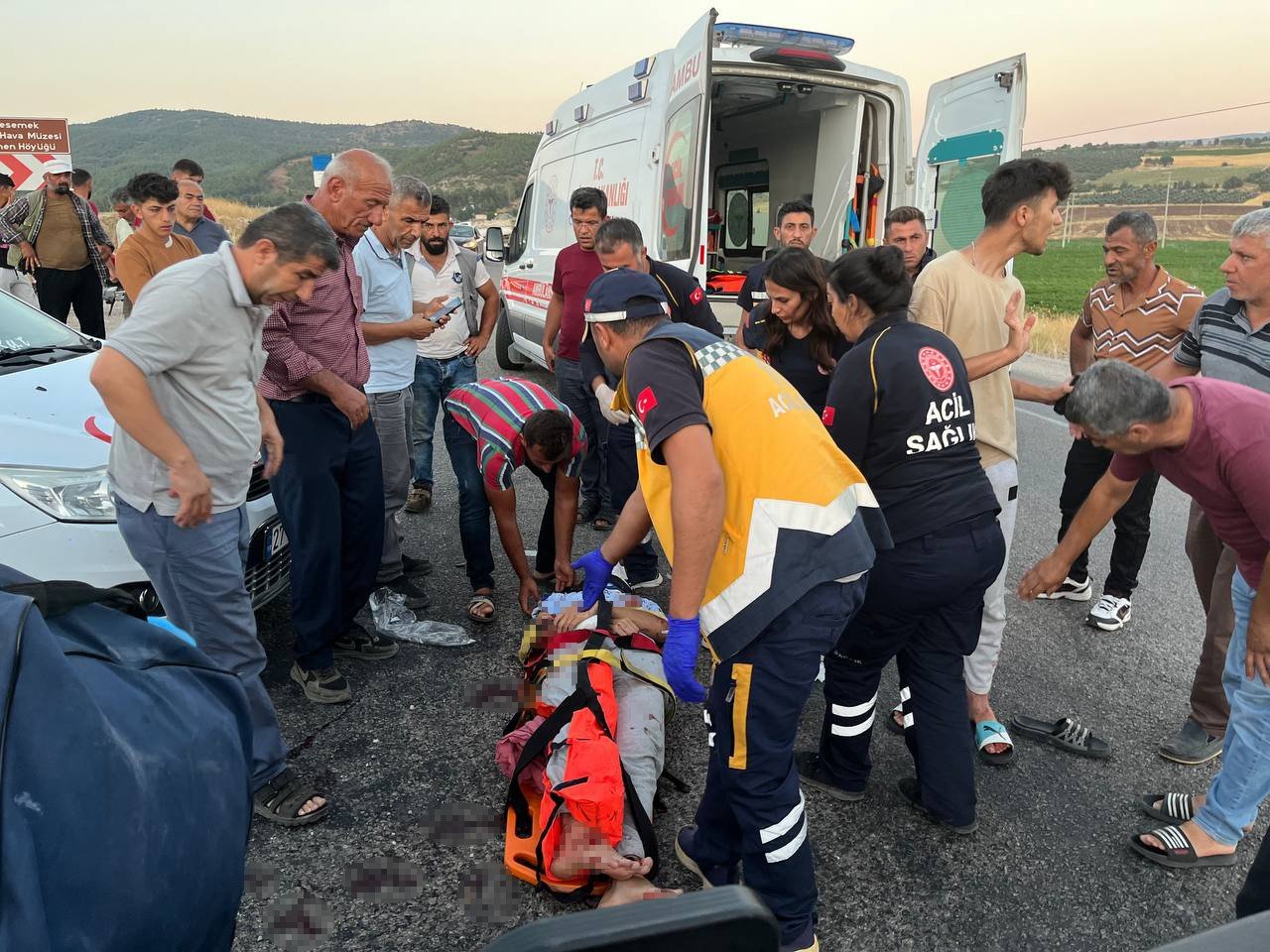 Motosiklet ile otomobil çarpıştı, bacağı kırılan yaralının feryatları yürek sızlattı