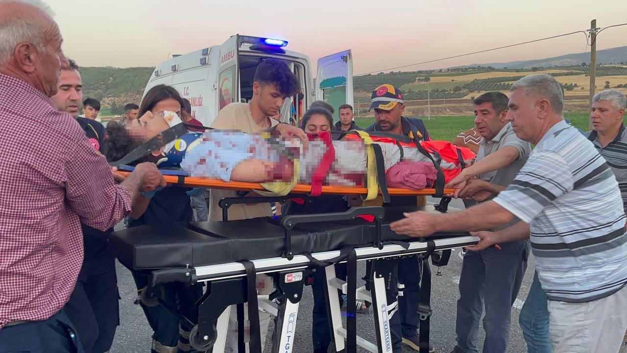 Motosiklet ile otomobil çarpıştı, bacağı kırılan yaralının feryatları yürek sızlattı