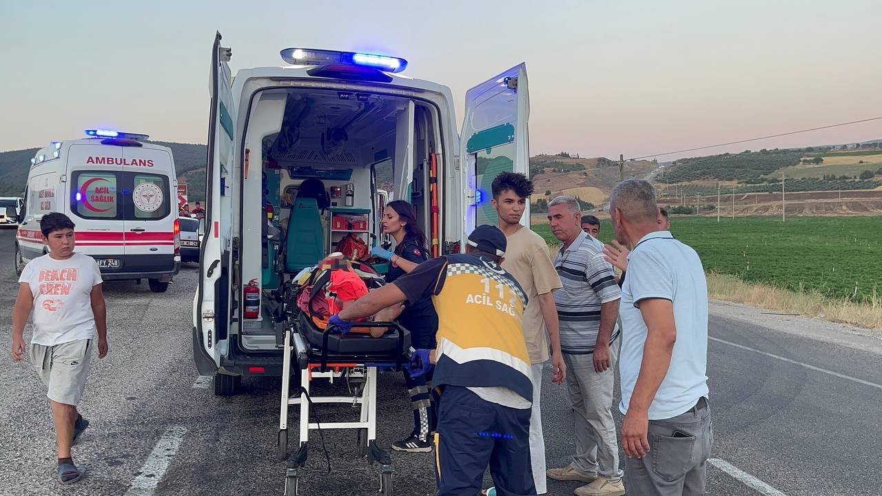 Motosiklet ile otomobil çarpıştı, bacağı kırılan yaralının feryatları yürek sızlattı