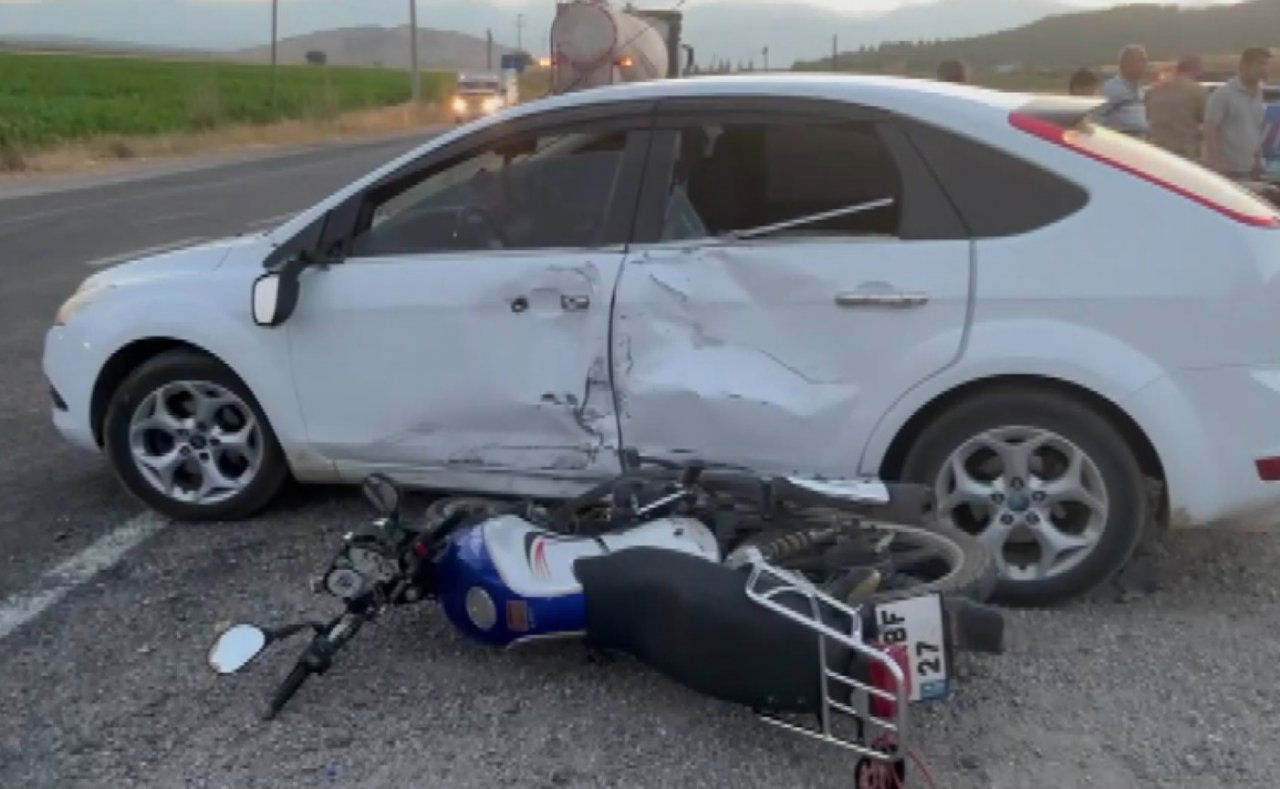 Motosiklet ile otomobil çarpıştı, bacağı kırılan yaralının feryatları yürek sızlattı