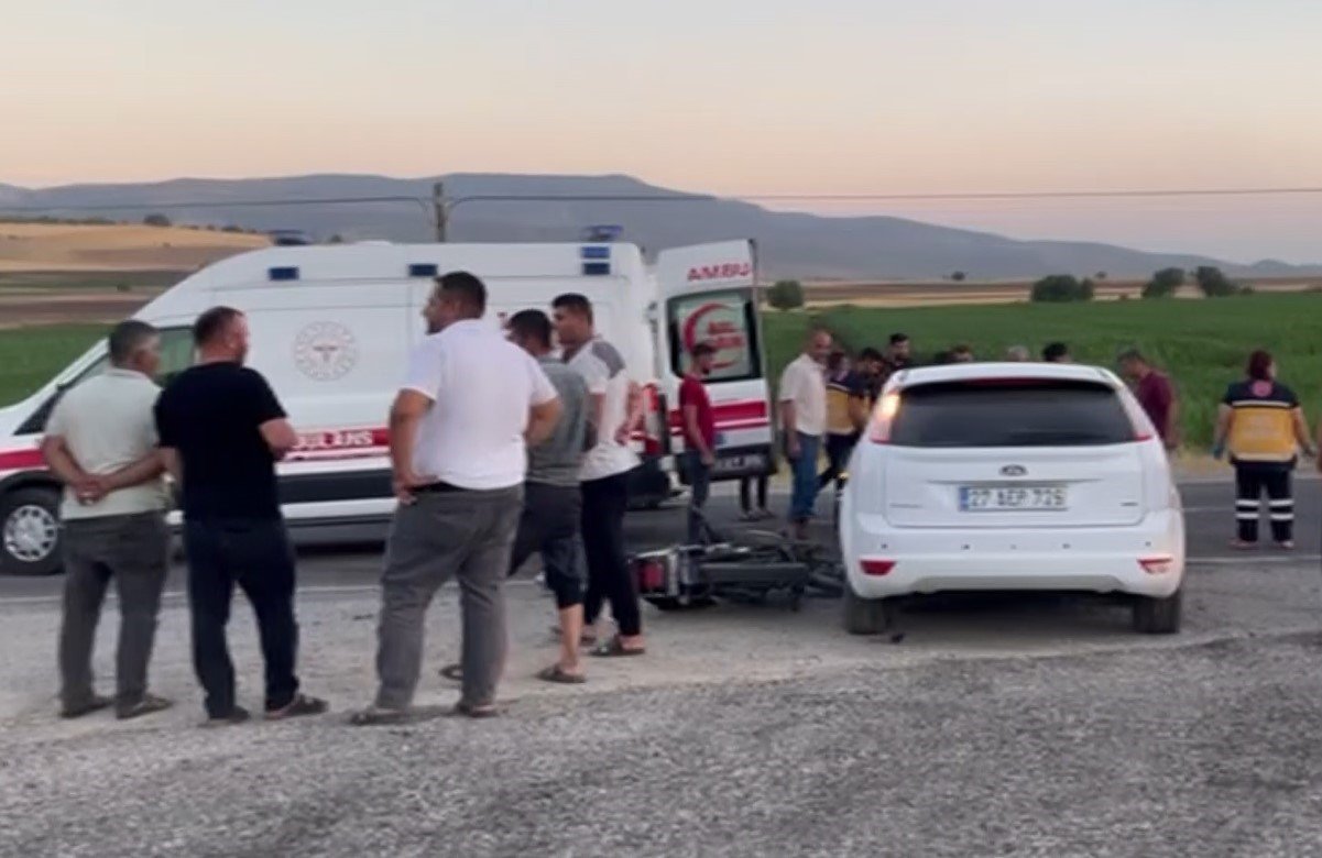 Motosiklet ile otomobil çarpıştı, bacağı kırılan yaralının feryatları yürek sızlattı