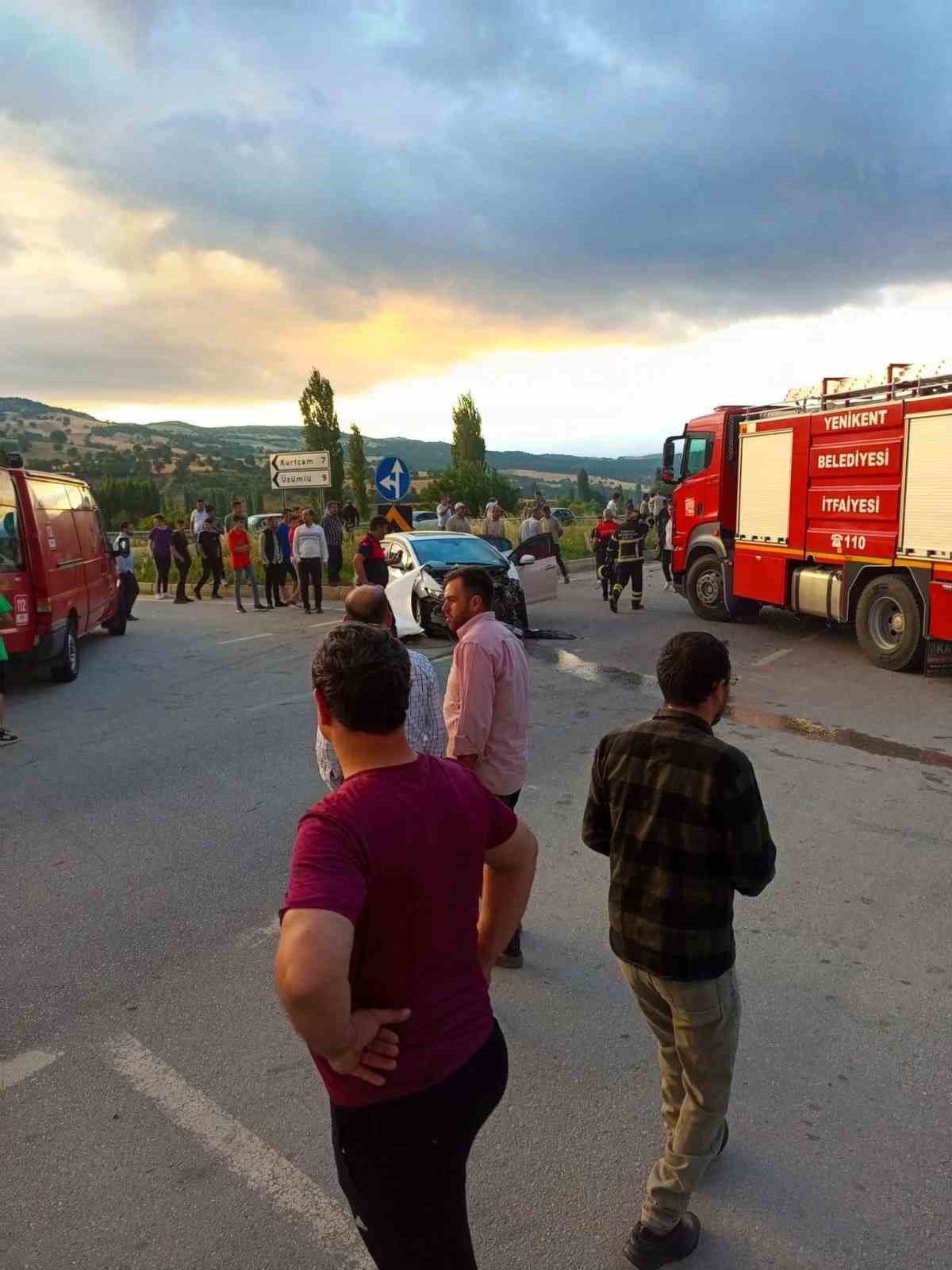 Gediz’de 2 araç çarpıştı, 6 yaralı