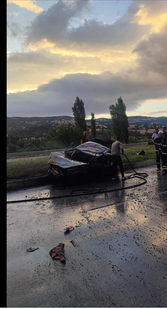 Gediz’de 2 araç çarpıştı, 6 yaralı