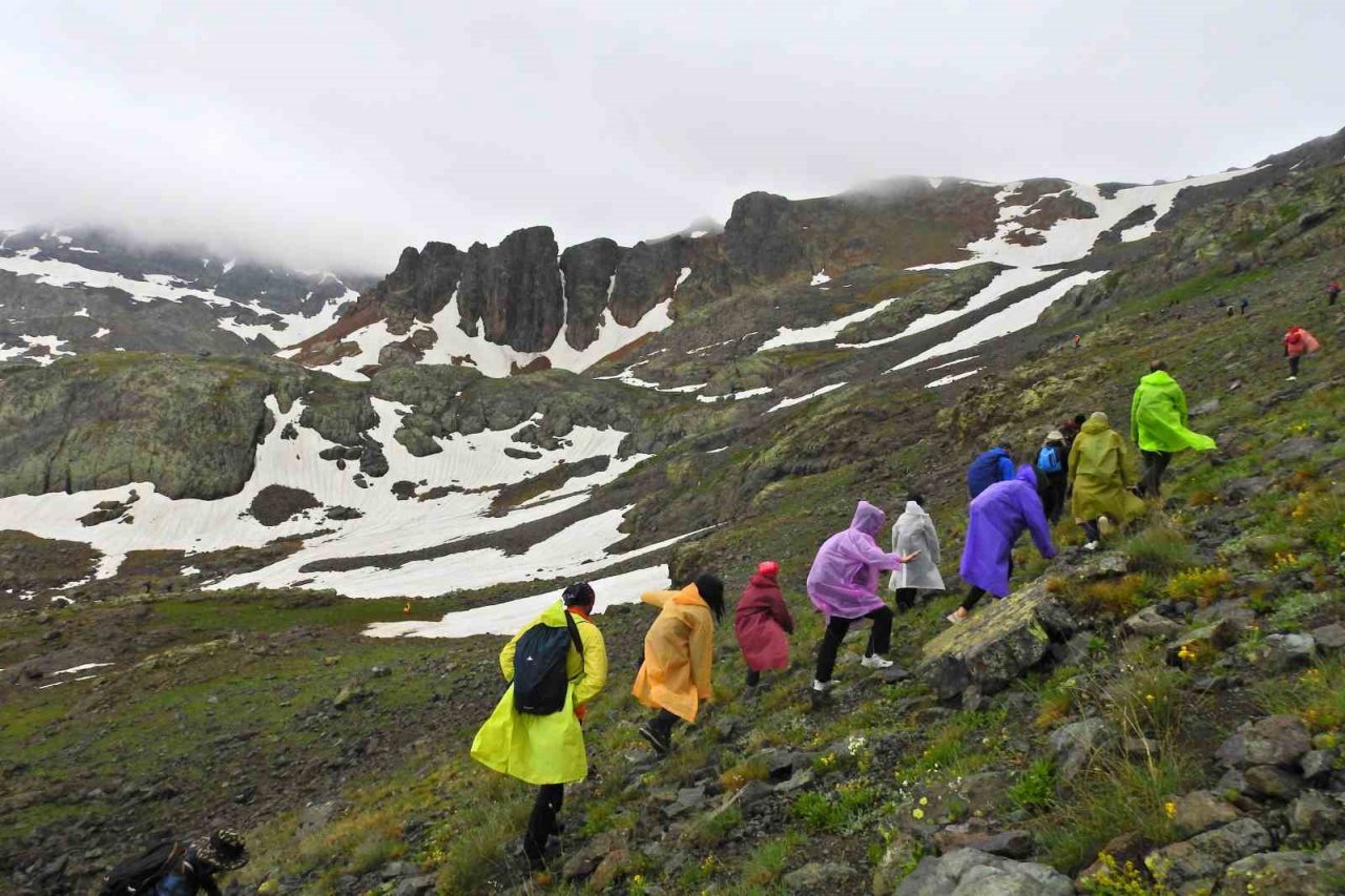 Artabel Gölleri 85 dağcıya aynı günde dört mevsimi yaşattı