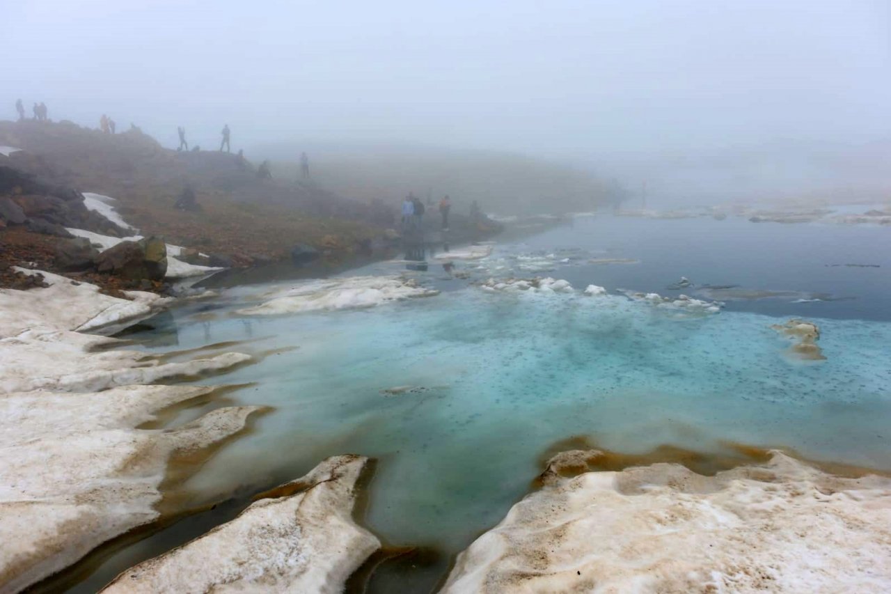 Artabel Gölleri 85 dağcıya aynı günde dört mevsimi yaşattı