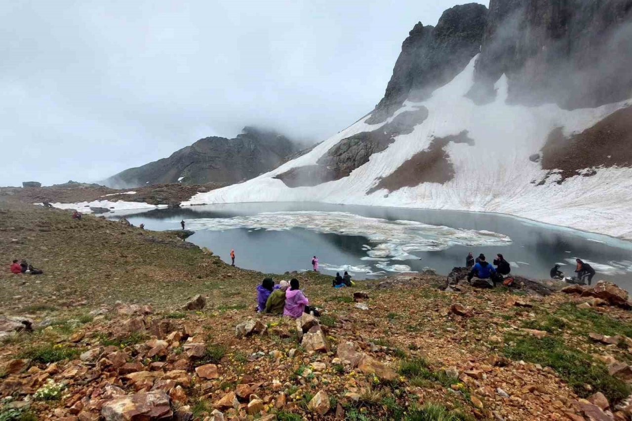 Artabel Gölleri 85 dağcıya aynı günde dört mevsimi yaşattı