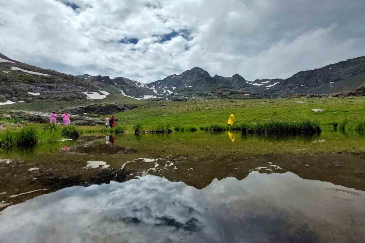 Artabel Gölleri 85 dağcıya aynı günde dört mevsimi yaşattı