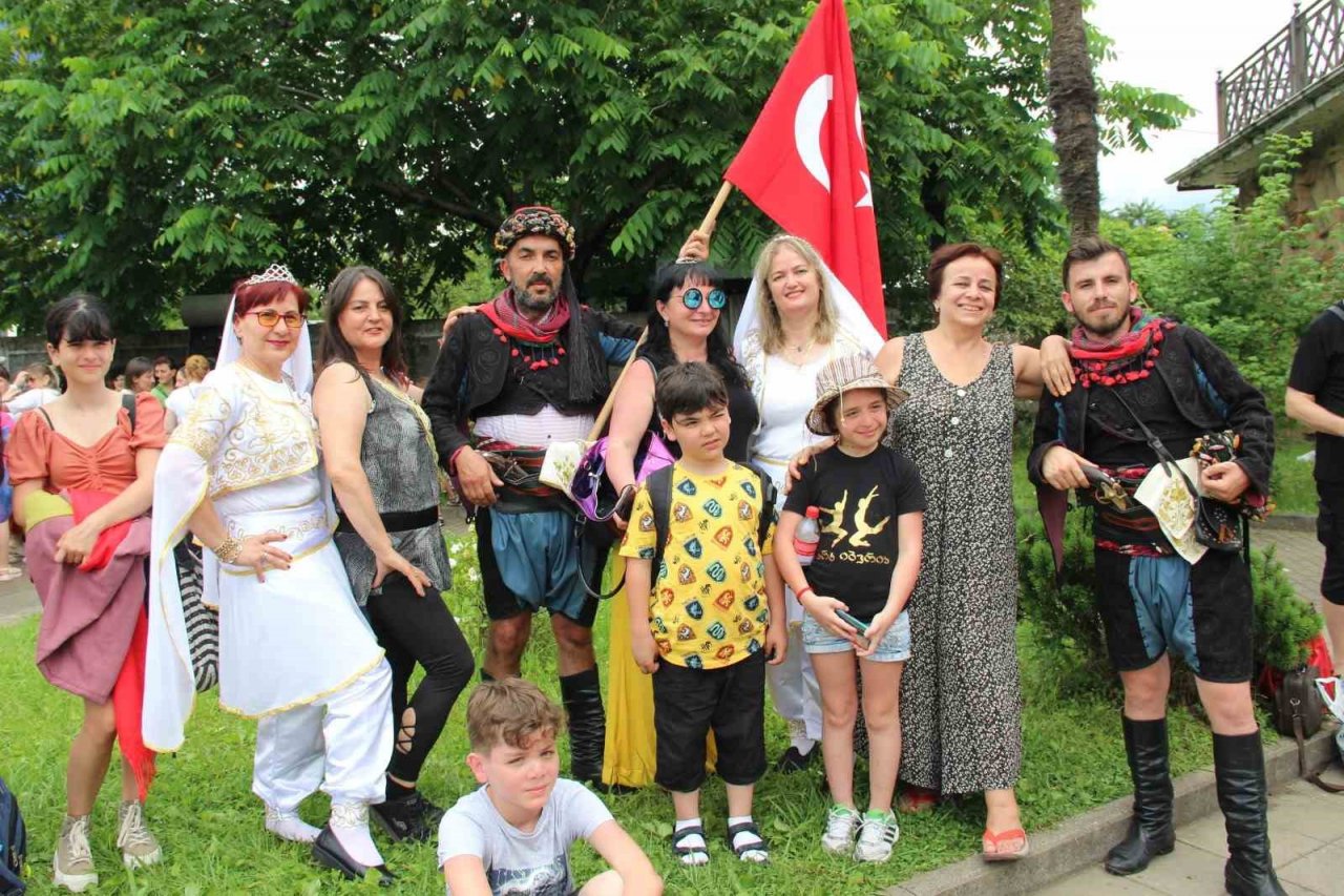 Gürcistan’daki festivale Nazilli Halk Dansları Topluluğu dikkat çekti