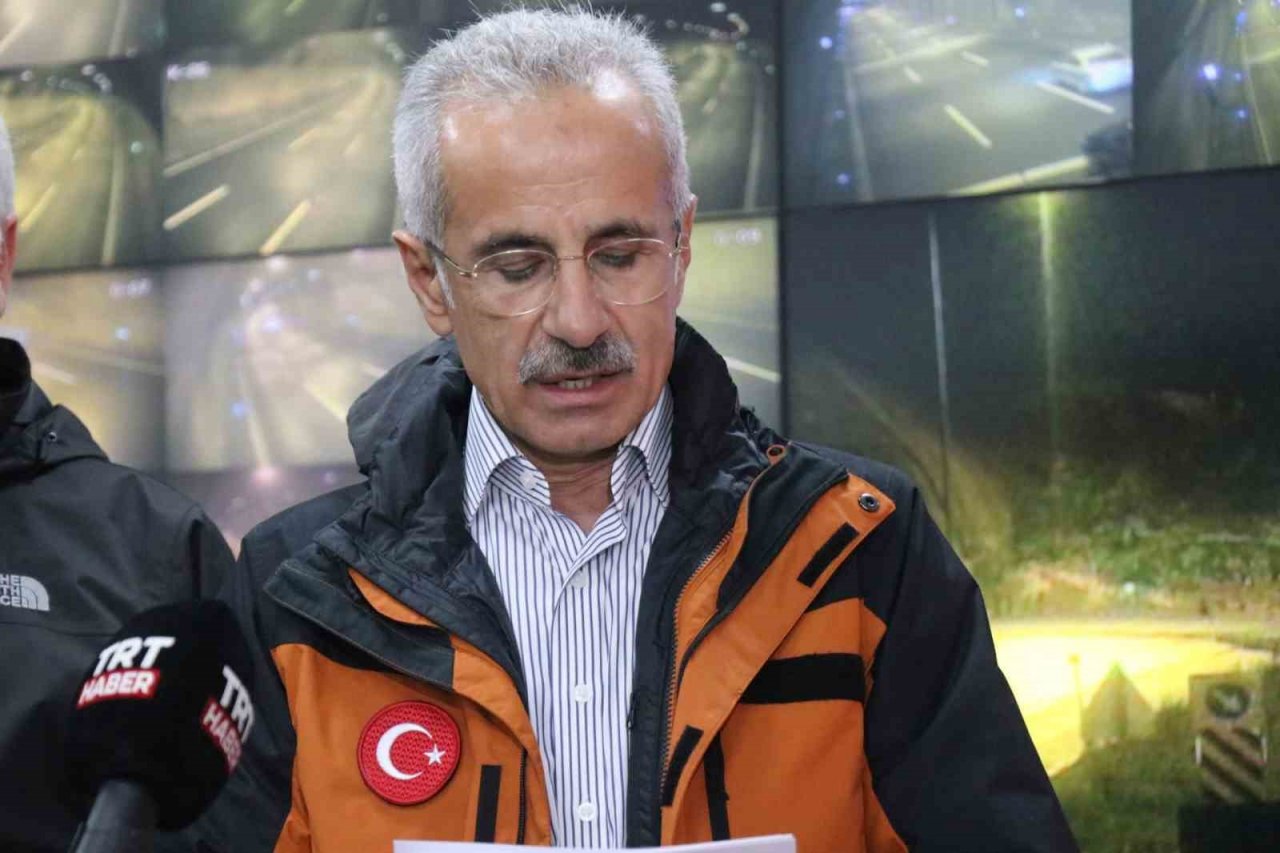 Ulaştırma ve Altyapı Bakanı Uraloğlu: “Ekiplerimiz süratle yol açma çalışmalarını sürdürüyor”