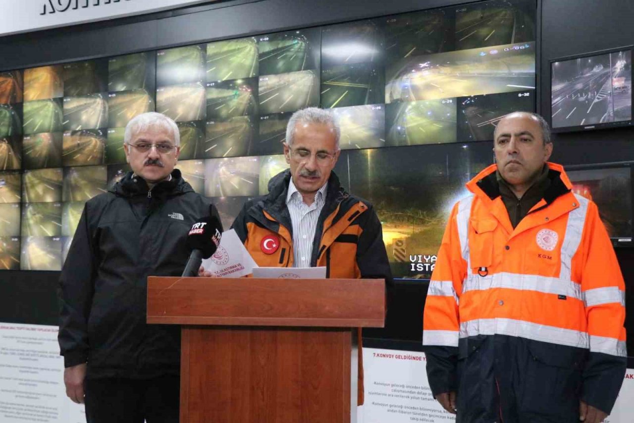 Ulaştırma ve Altyapı Bakanı Uraloğlu: “Ekiplerimiz süratle yol açma çalışmalarını sürdürüyor”