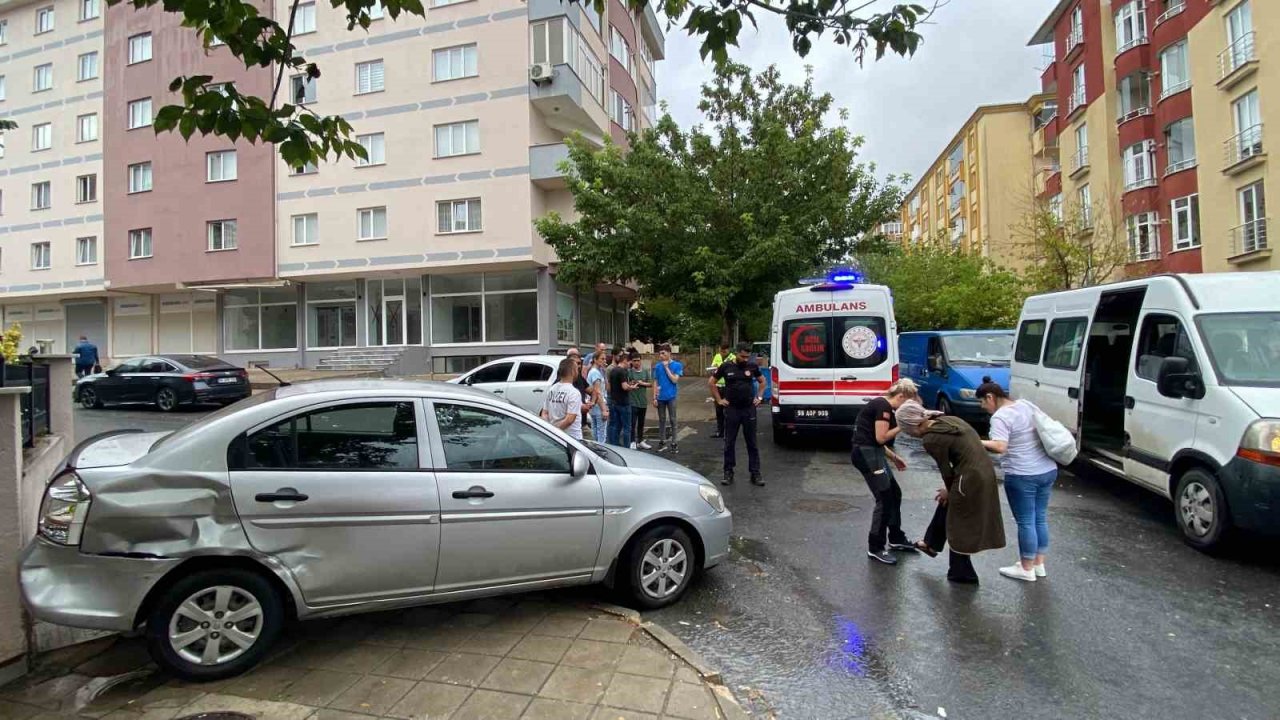 İşçi servisinin otomobille çarpıştığı kaza kameraya yansıdı