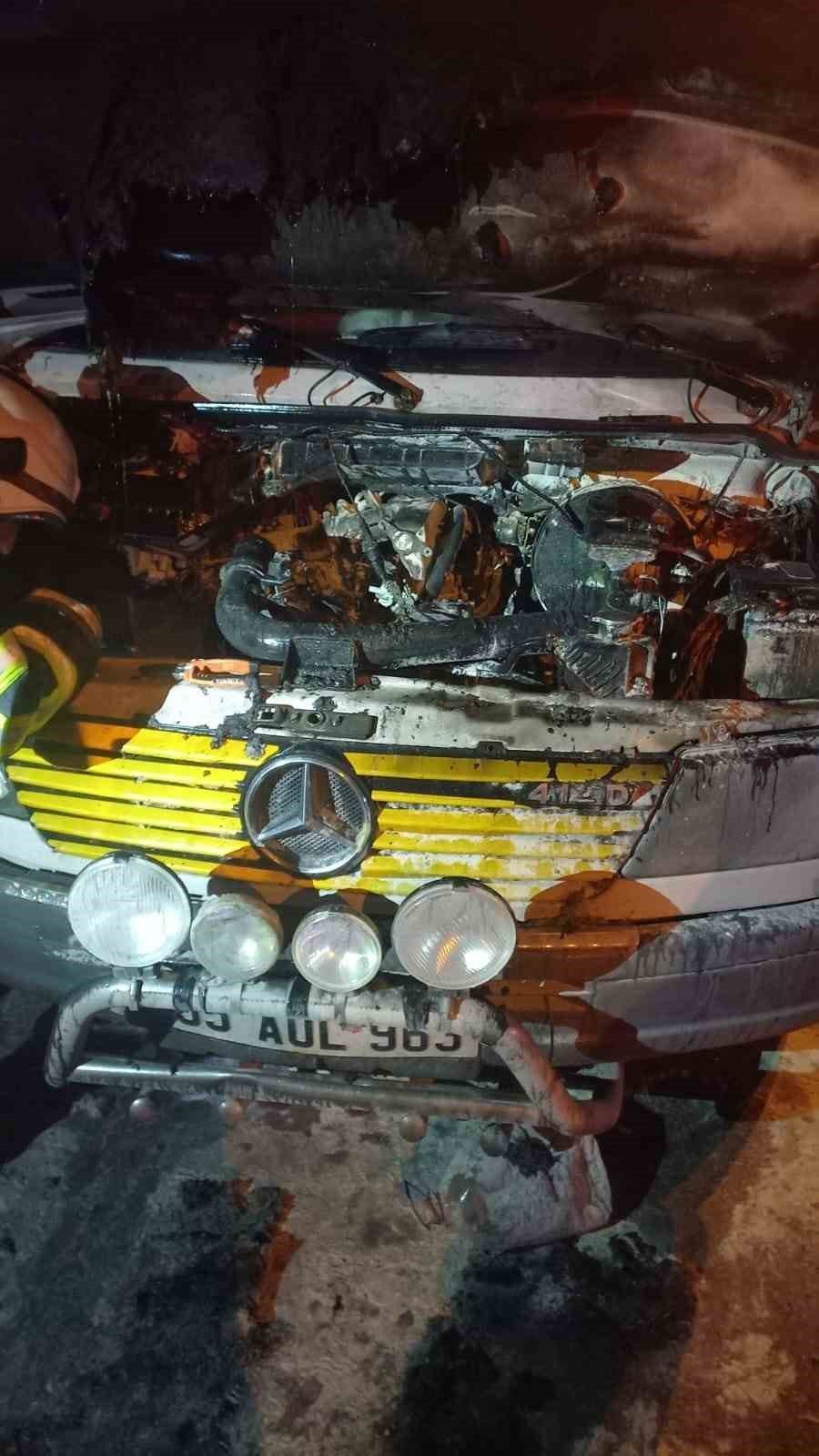 Seyir halindeki minibüs yandı