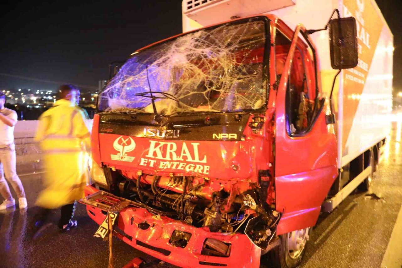 Kamyonet otobüse çarptı: 1 yaralı