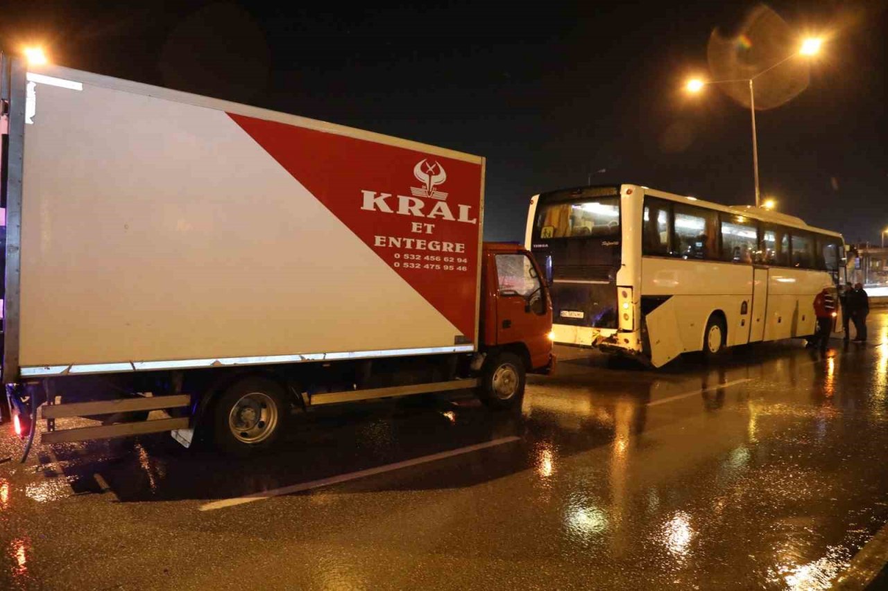 Kamyonet otobüse çarptı: 1 yaralı
