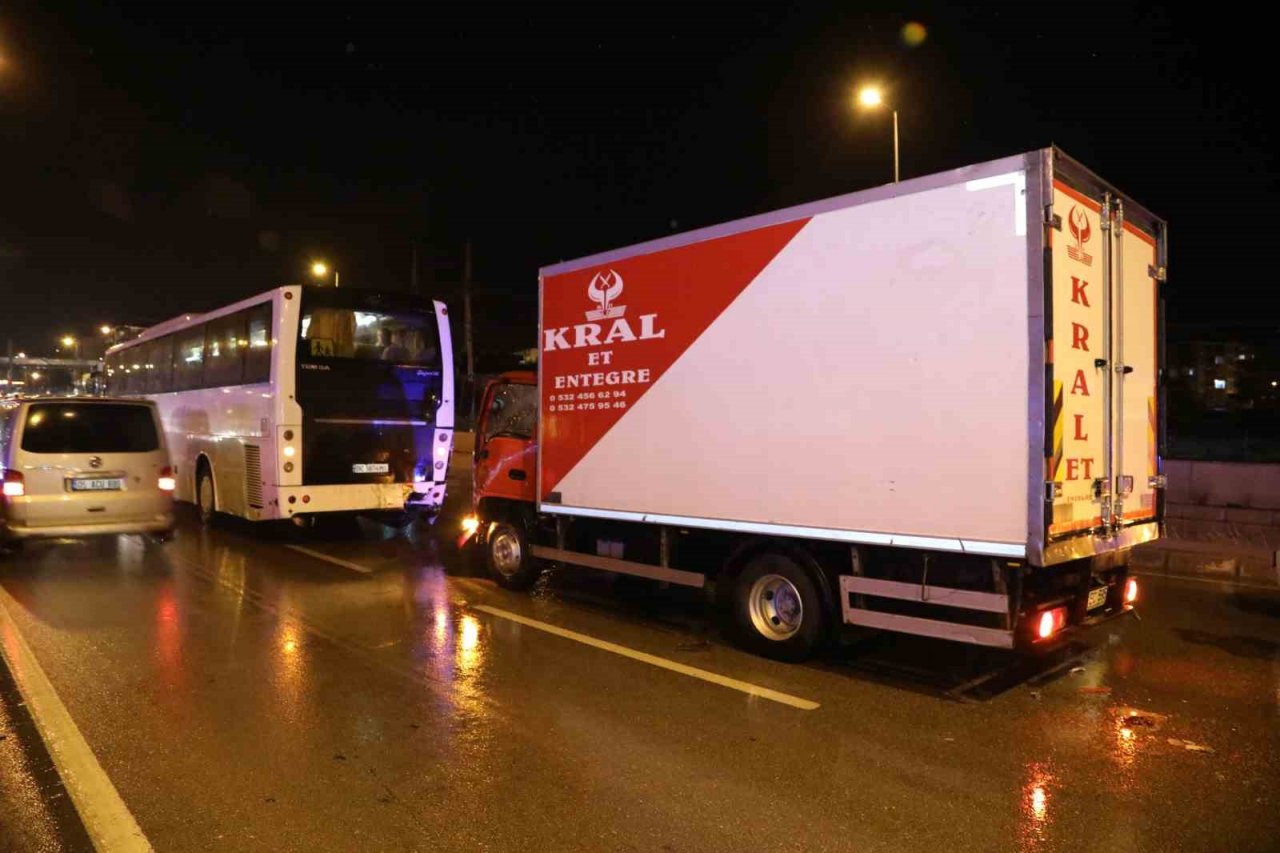 Kamyonet otobüse çarptı: 1 yaralı