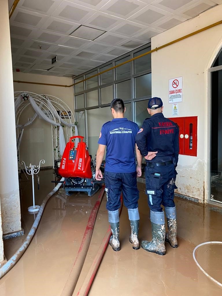 Büyükşehir İtfaiyesi, Bartın’daki sel felaketinde yaraları sarıyor