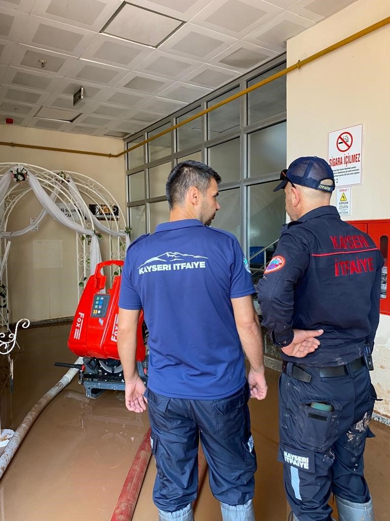 Büyükşehir İtfaiyesi, Bartın’daki sel felaketinde yaraları sarıyor