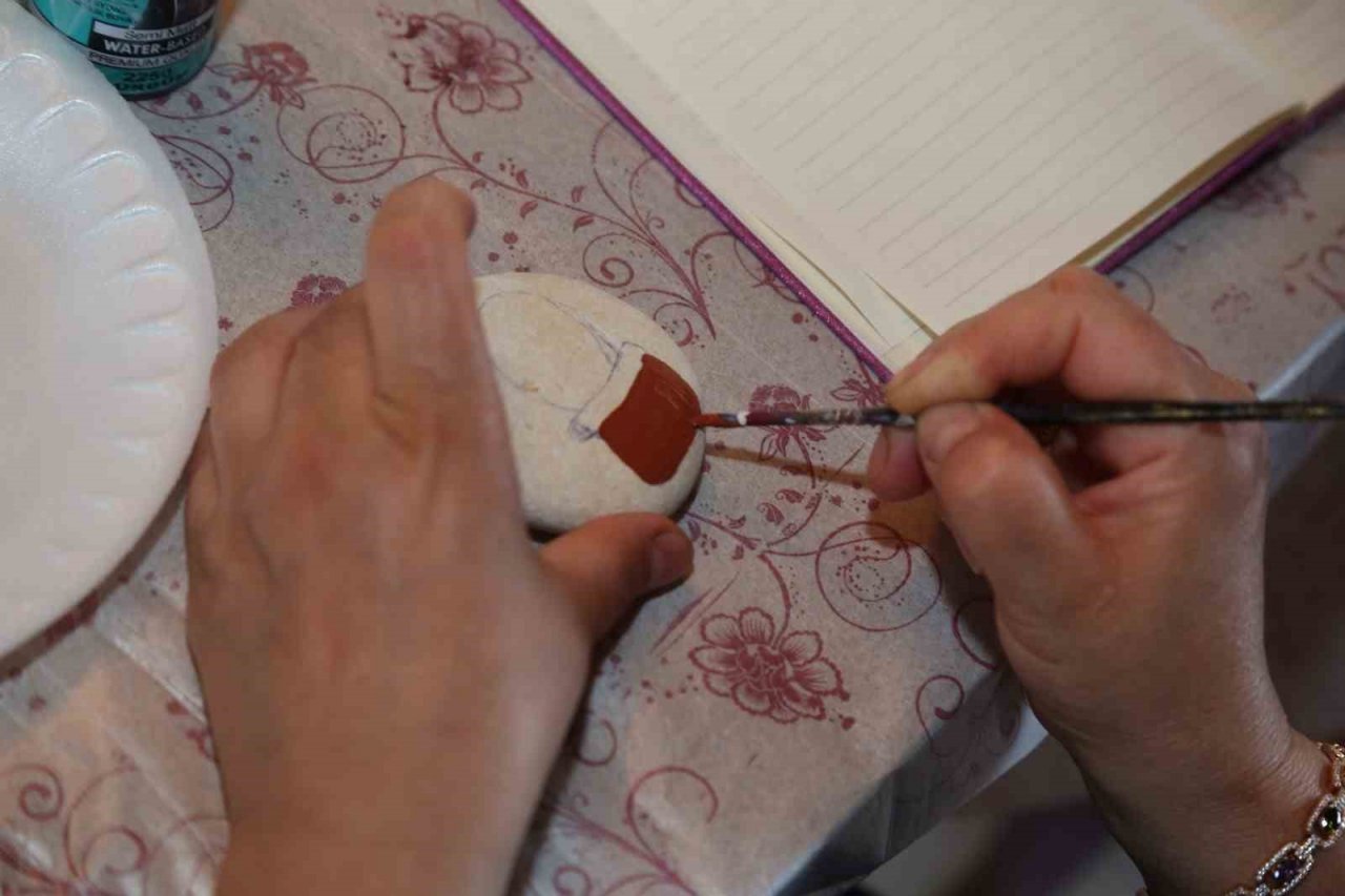 Keçiörenli kadınlar taş boya eğitimini tamamladı