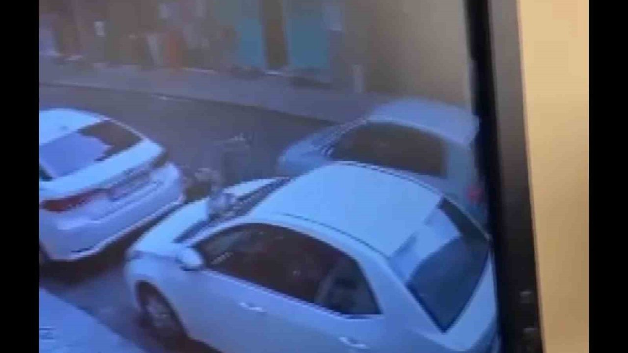 Otomobil yayaya çarptı, ortalık karıştı, sopayla camlarını kırdı