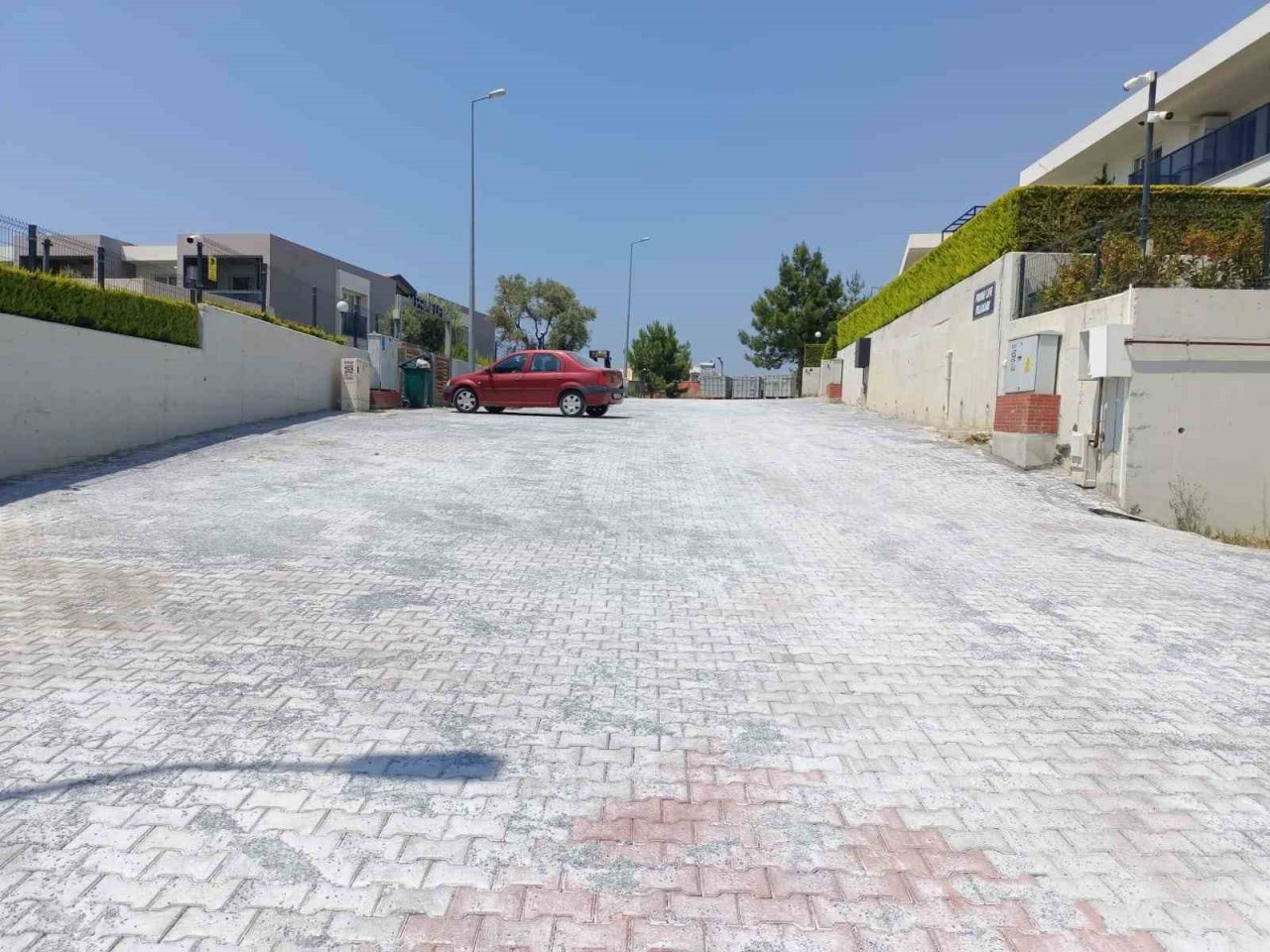 Kuşadası Belediyesi, yolları yeniliyor